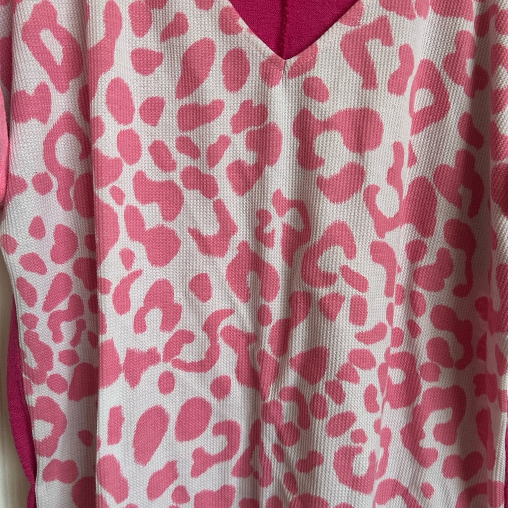 Bibi Women’s Pink Leopard Print V-Neck Top - Picture 3 of 4